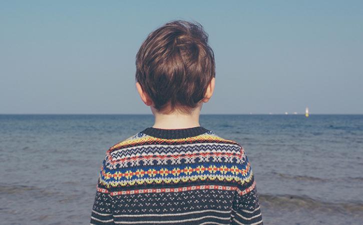 Kid listening to the sea